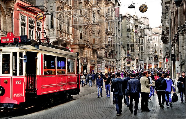 You are currently viewing أين يقع شارع الاستقلال اسطنبول والفنادق القريبة منه 